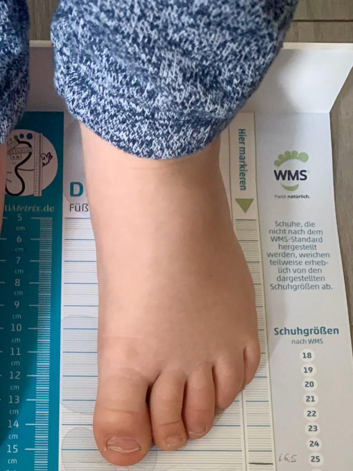 Kinderfüsse richtig messen mit der Zentimetrix Messrolle | Barfuß-Kinder.de